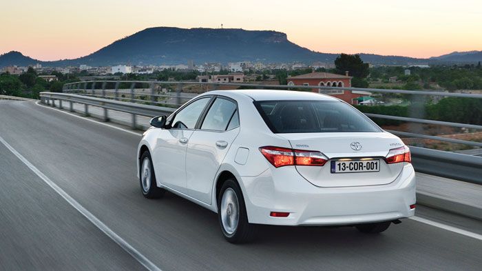 Στο δρόμο, η νέα Toyota Corolla διακρίνεται για την άνεση που προσφέρει, ενώ σε πολύ χαμηλά επίπεδα βρίσκονται και οι αεροδυναμικοί θόρυβοι.
